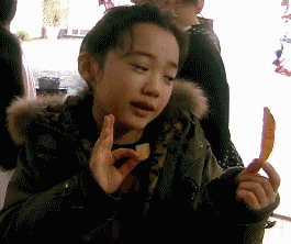 搞笑gif笑话小妹妹表情好丰富,适合搞笑