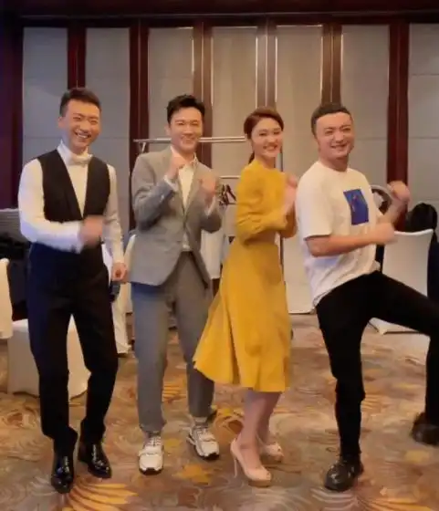 龙洋在央视被宠成小公主,穿长裙拍照站在c位,表情搞怪很可爱