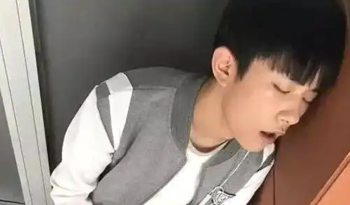 明星睡觉时是什么样子的王俊凯睡得好安详,赵丽颖睡得让人心疼
