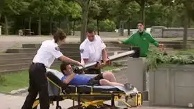 老外恶搞请路人拍照,男女竟然这变了,路人表情绝了