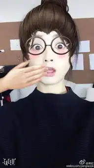 蒋欣吐舌卖萌成表情帝网友称好像赵丽颖