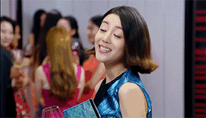 她曾经给唐嫣跑龙套,美过杨幂腿长赛热巴,如今成行走的表情包