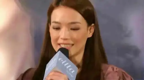 舒淇素颜自拍露半脸皮肤白皙戴大框眼睛长发飘散似少女