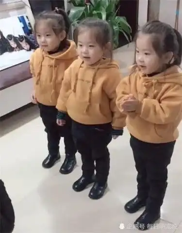 爸爸出门和三胞胎女儿亲吻送别,看到儿子表情后,网友是个妹控