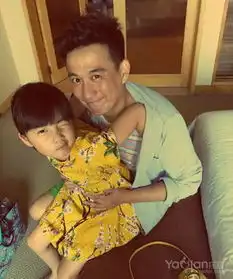 黄磊晒与女儿多多搞怪照