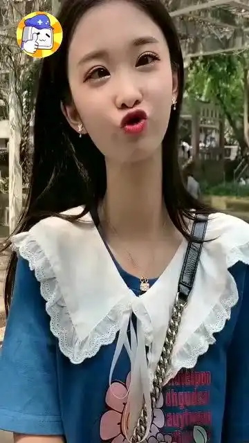 偷拍网红美女卖萌的表情太可爱了