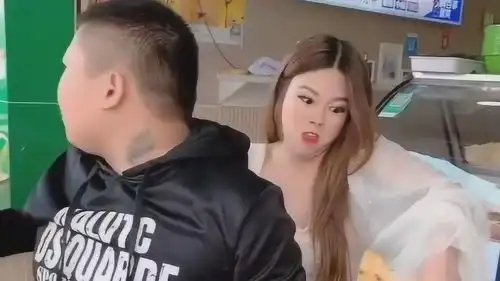 小姐姐的套路太深了,看到小哥的大鸡腿流口水了,这表情也没谁了