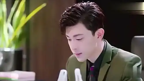 挂了电话才反应过来不对劲,买来好吃的还要女友喂过去