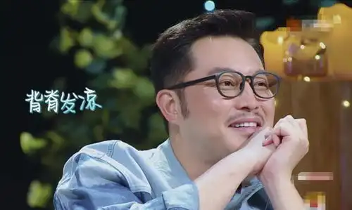 沙溢借鉴娜扎时尚风格,为老婆胡可搭配红绿背心,袁弘表情亮了