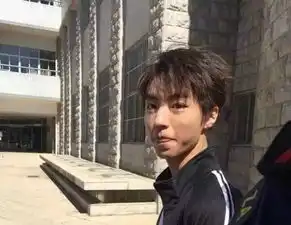 杨紫与王俊凯同班飞机,见王俊凯粉丝众多吓出表情包