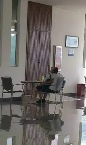 开心一刻笑话上高中时,因为泡妹,特地买了一把吉他
