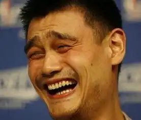 2009年姚明阿泰爆笑发布会视频,姚明表情包出处正是这里