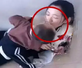相差20岁的弟弟突然亲吻美女姐姐,姐姐接下来的表情太好笑