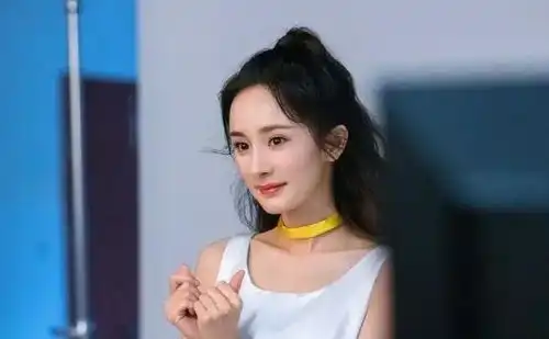 杨幂扎高马尾少女感拉满穿白色连衣裙双手比心甜妹本妹