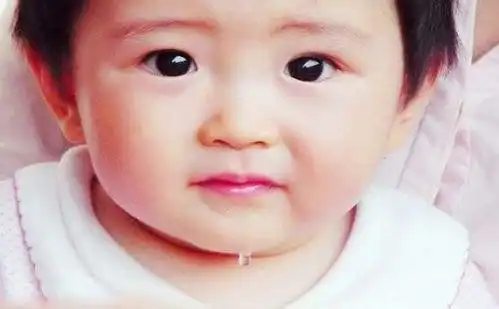 婴儿几个月长牙如果宝宝出现九个征兆,家长就要当心了