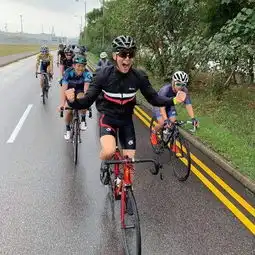 彭于晏到香港和骑友开心骑行骑行时还不忘做各种搞怪表情