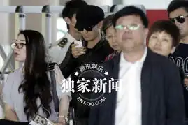 黄晓明低头玩手机不看路表情搞怪喜感强