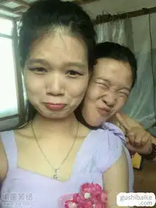 右边妹子的表情毁了整张照片