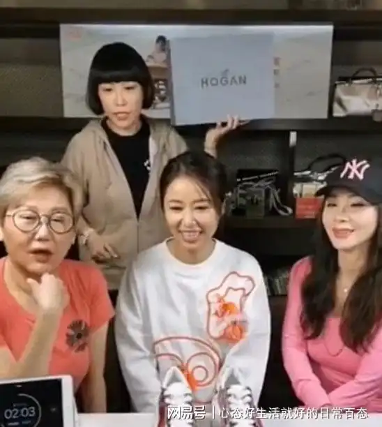 吵架后林心如和姐妹现身直播间,其表情略显压抑