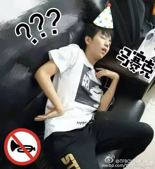明星张嘴打瞌睡抓拍照,阿sa被恶搞,王俊凯睡姿难度超大
