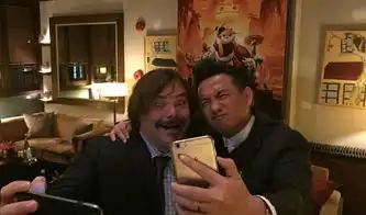 黄磊微博晒搞笑自拍好一组活动的表情包