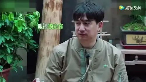 刘宪华和彭昱畅俩人搞怪自拍一旁的黄磊面无表情看着好尴尬