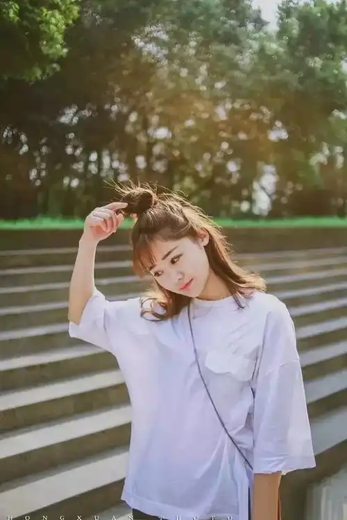 拍照面无表情学学这位姑娘吧