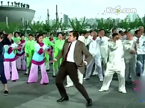 憨豆空降上海广场与大妈斗舞