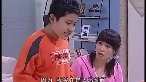 小雨为了不坐凳子,找各种理由,这表情太搞笑了