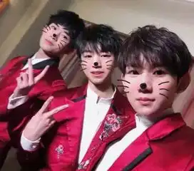 tfboys六周年纪录片上线,易烊千玺cos表情包,太可爱了