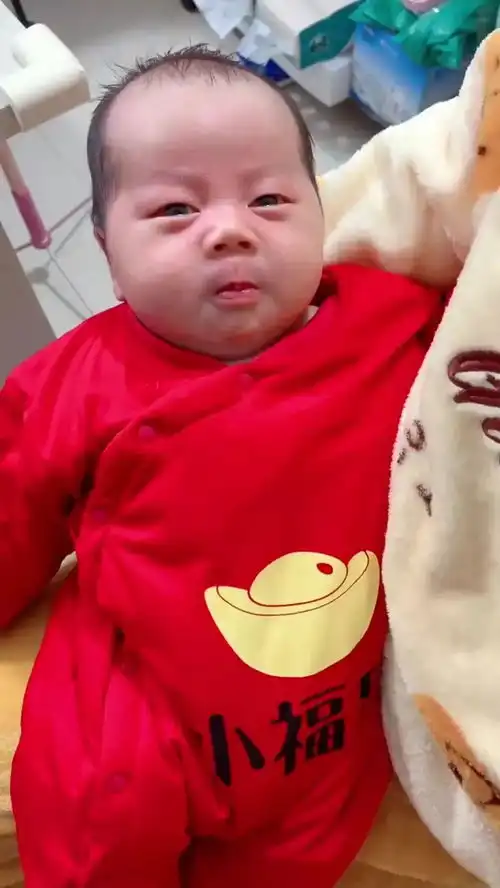 刚满月,拉个粑粑太不容易了,累的眼泪都出来了,最后的表情搞笑