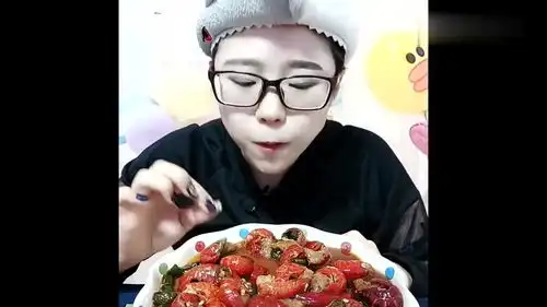 漂亮小姐姐吃麻辣龙虾尾,这一脸满足的表情,让人流口水啊