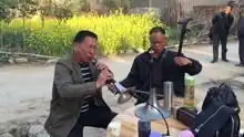 民间唢呐与大弦配合吹奏,伴奏很有特点,大叔表情也非常丰富