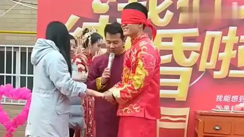 搞笑婚礼新郎认错新娘,被套路亲了一口,谁注意新娘的表情了