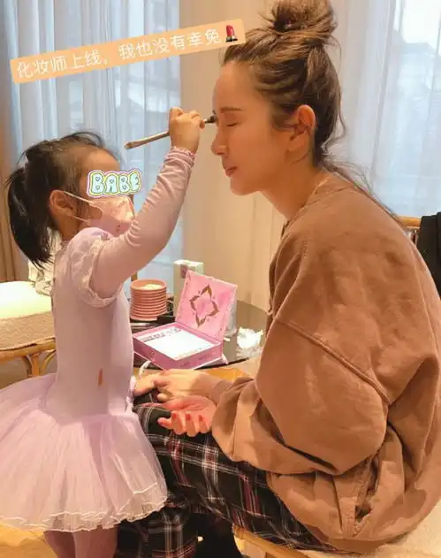 陈赫被安姐化美猴王妆,小女儿在线捧场,咿呀咿呀说话变爸爸迷妹