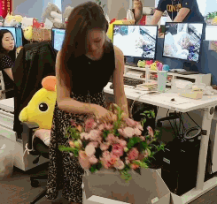 爆笑gif图有些知性美,只有做了母亲才能拥有吧