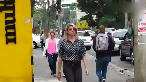 爆笑恶搞小伙故意在大街上大声放屁路人的表情亮了