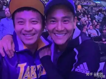 邓超在社交平台晒出与彭于晏一起现场看nba的合照