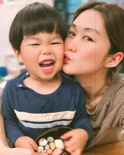 前tvb花旦岑丽香晒亲吻儿子脸颊两个儿子敲复活蛋过程很搞笑