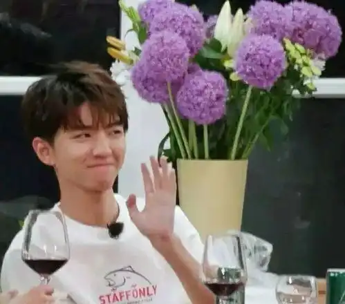 tfboys三个人表达难吃的表情都一样,但小凯会更夸张一点