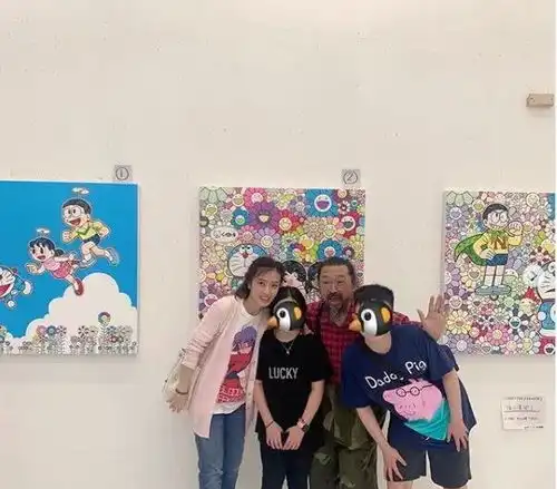 甘比获艺术家村上隆上门送限量包包,超级富婆才有这样的机会
