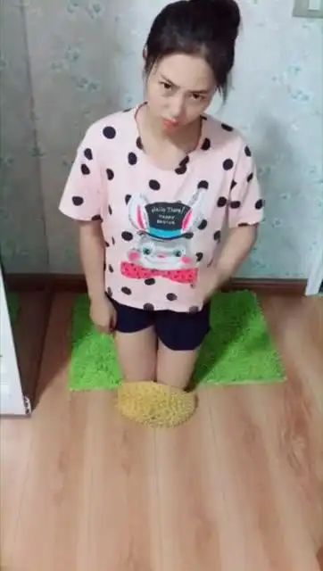 给我跪好了,别跟我嬉皮笑脸的