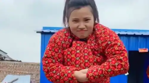 儿媳妇给家人表演才艺,古灵精怪的表情充满喜感,全家人都被她逗乐了