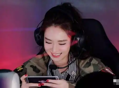 明星打游戏时的表情,彭于晏搞怪,林俊杰一脸无奈,蔡徐坤帅炸了