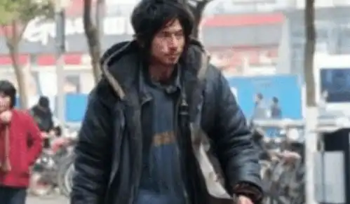 当初那个火遍全网的乞丐犀利哥,被查出有精神病后,现在怎样了