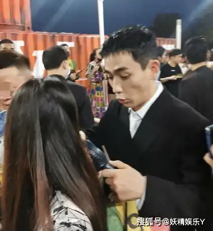 全都在哄朱一龙大牌看秀被拍照,摄影师宠溺直夸他真棒,听话
