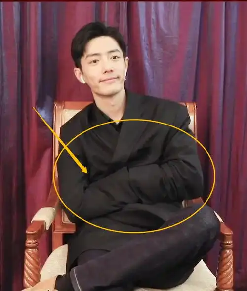 肖战戴耳机猜谜题,素颜出镜秀超高颜值,着急到表情包上线