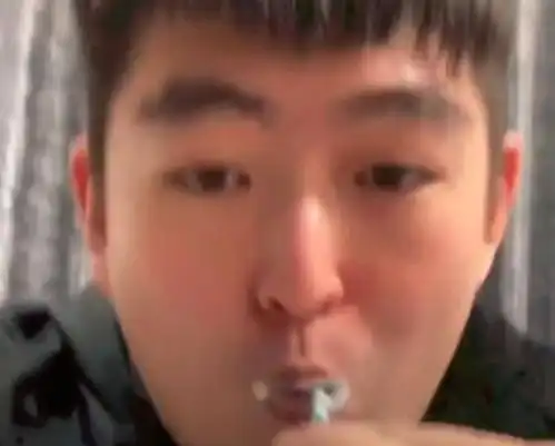 赵本山儿子刷牙视频曝光,为妹妹带货助力,马丽娟罕见出镜