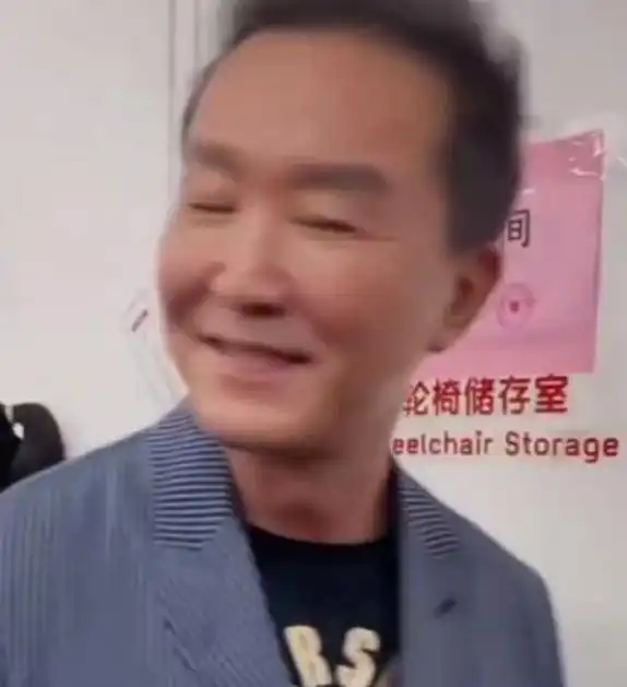 七一汇演众星合唱,后台生图曝光多数表情严肃,张艺兴杨紫抿嘴笑