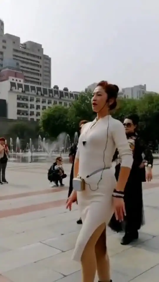 形体走秀双手叉腰示范,真有气质,你学会了吗